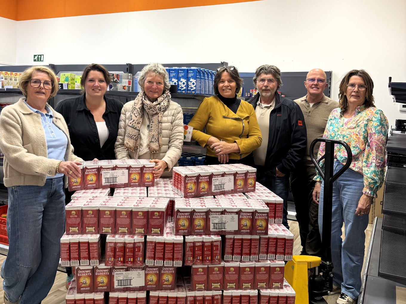 Voedselbanken Vechtdal delen koffie uit dankzij Lionsclubs
