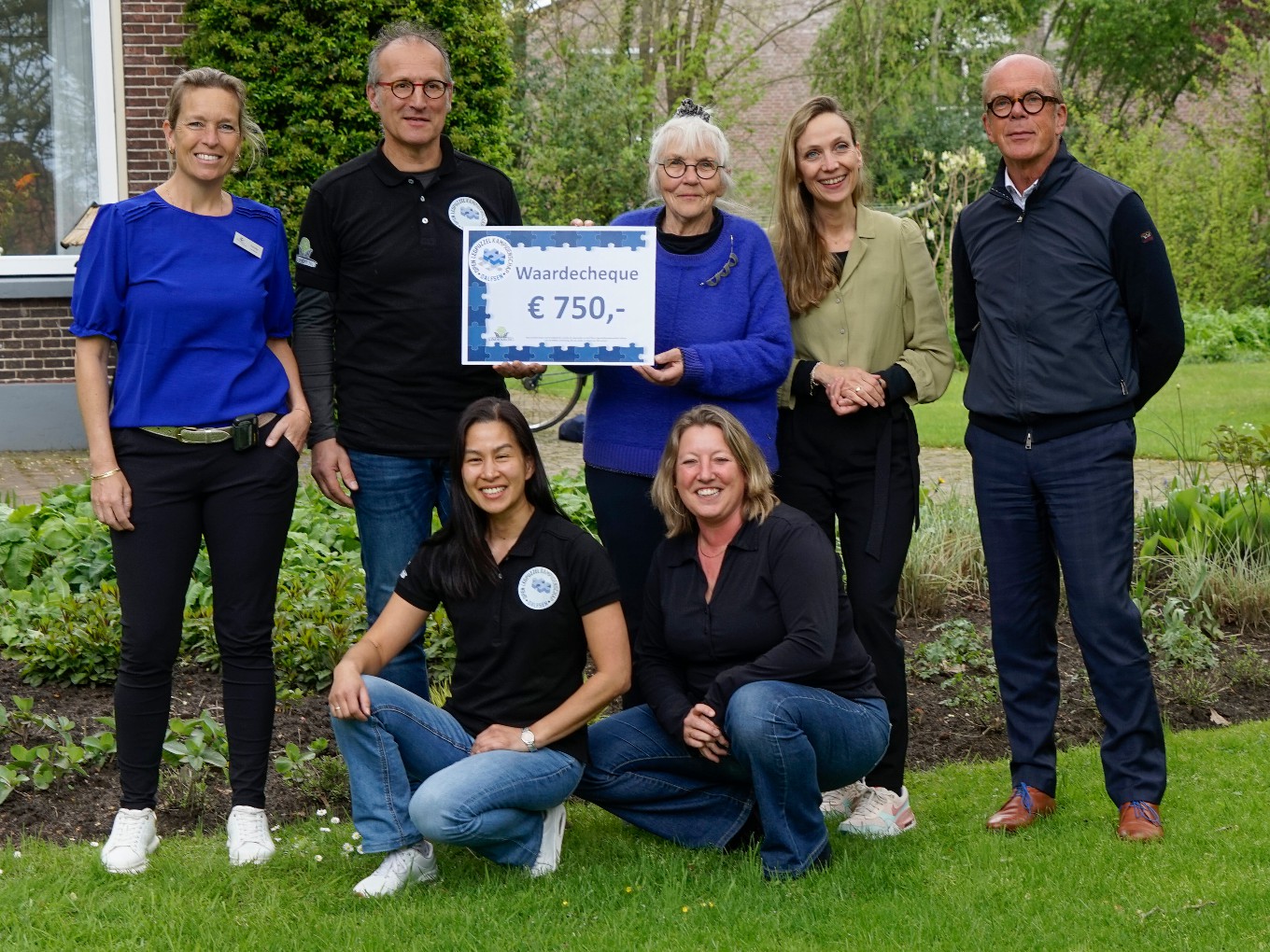 Organisatie puzzelwedstrijd steunt Hospice Dalfsen met gift