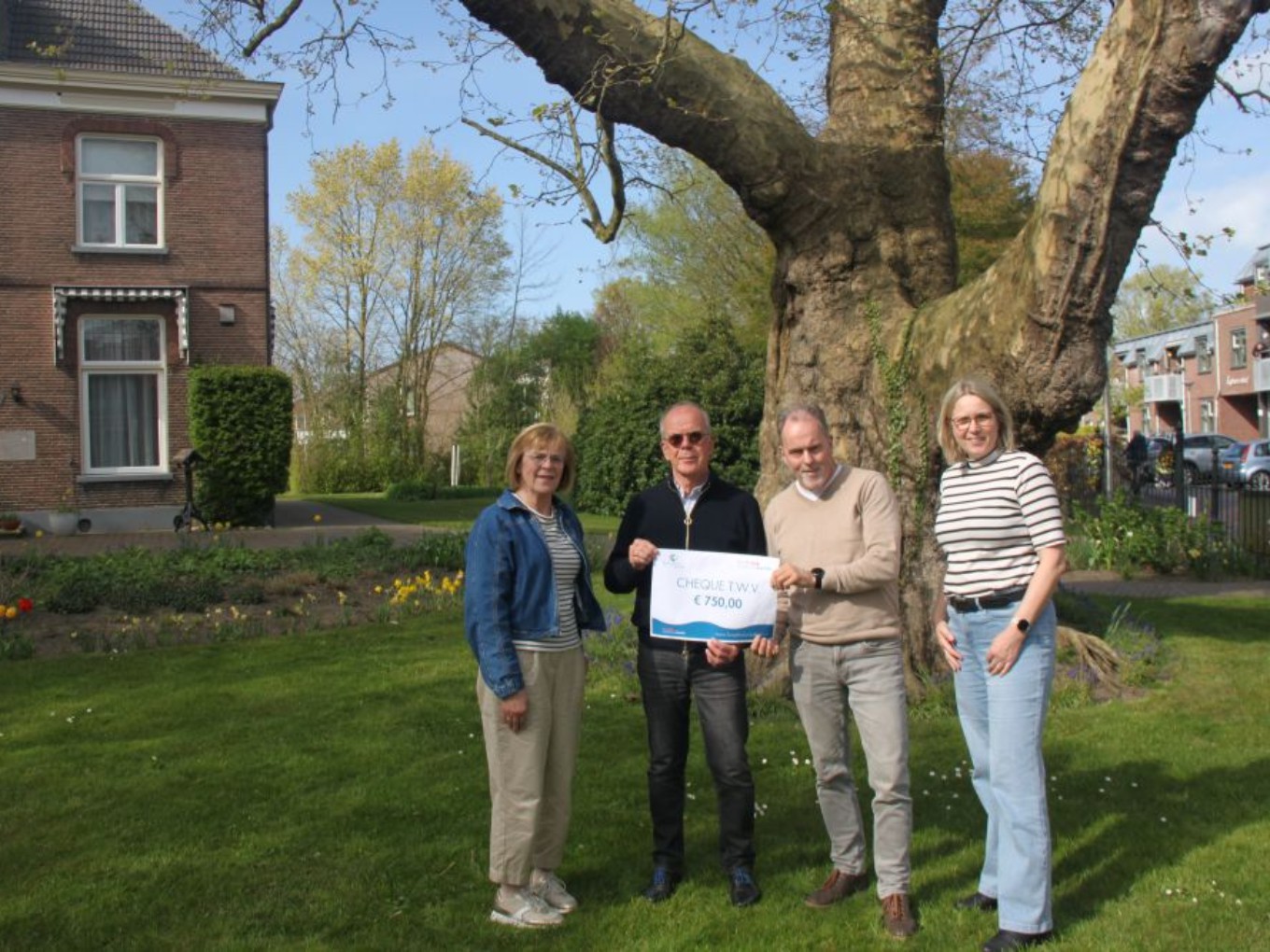 Plinq Loopfestijn reikt cheque uit aan Hospice Dalfsen