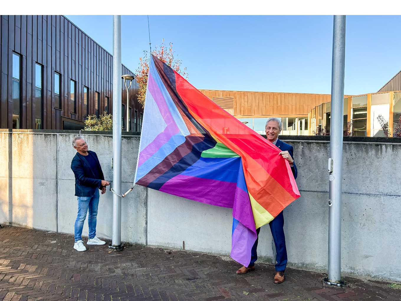 Dalfsen hangt regenboogvlag uit op Coming Out Day