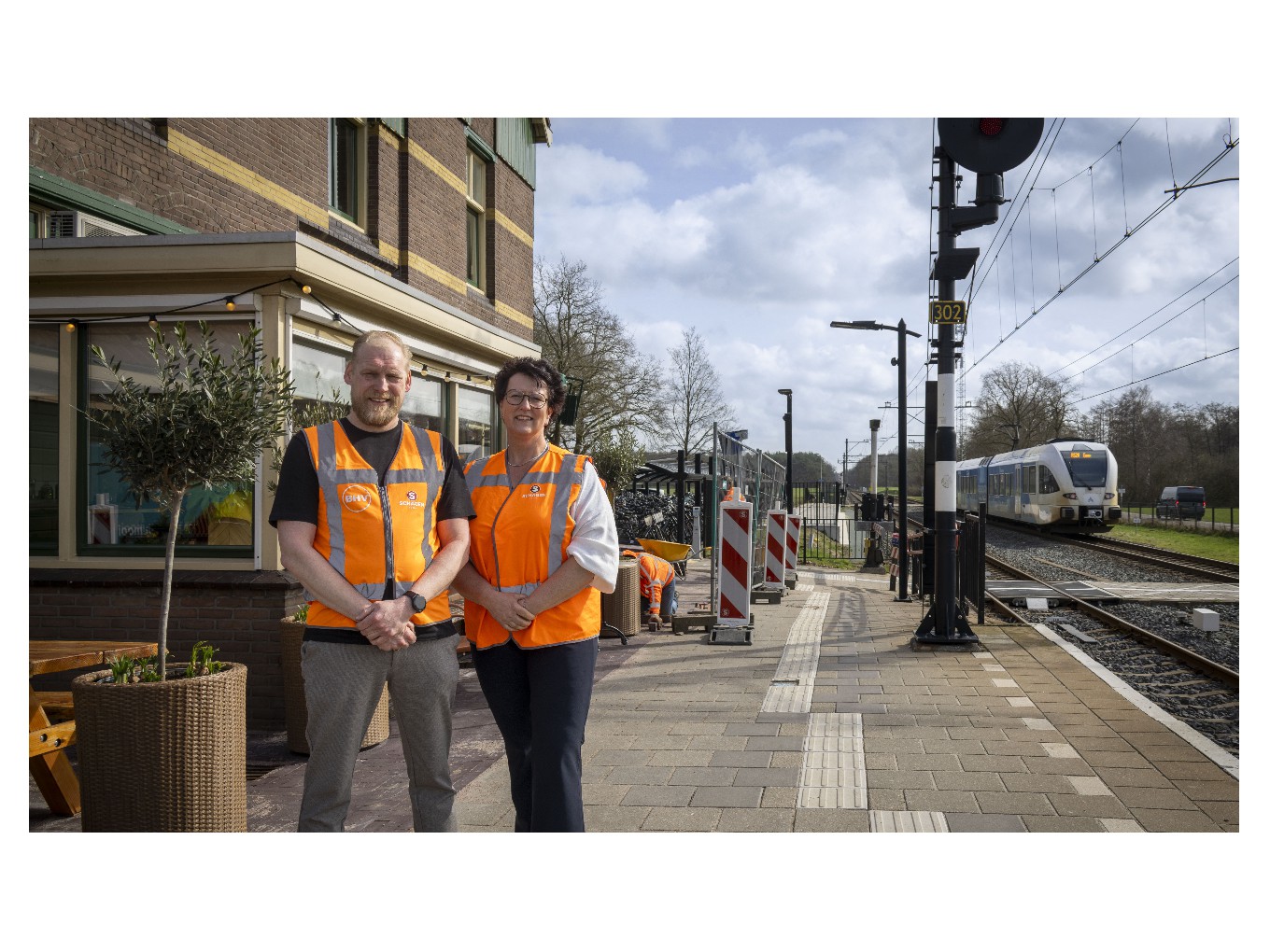 Joost Eilert (links), uitbater van Het Oude Station en wethouder Betsy Ramerman.