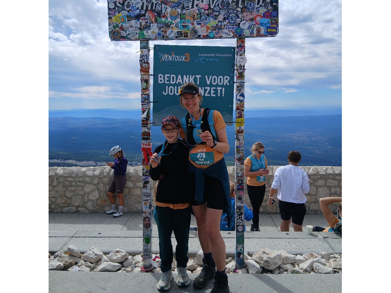 Levi en Inja Veltmaat op de top van de Mont Ventoux.