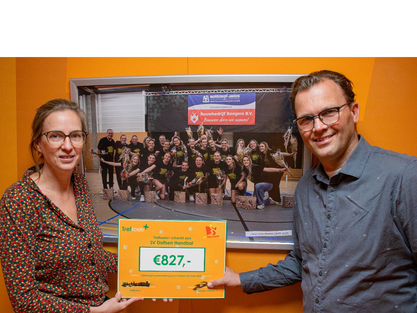 Trefkoele+ overhandigt cheque aan SVD handbal