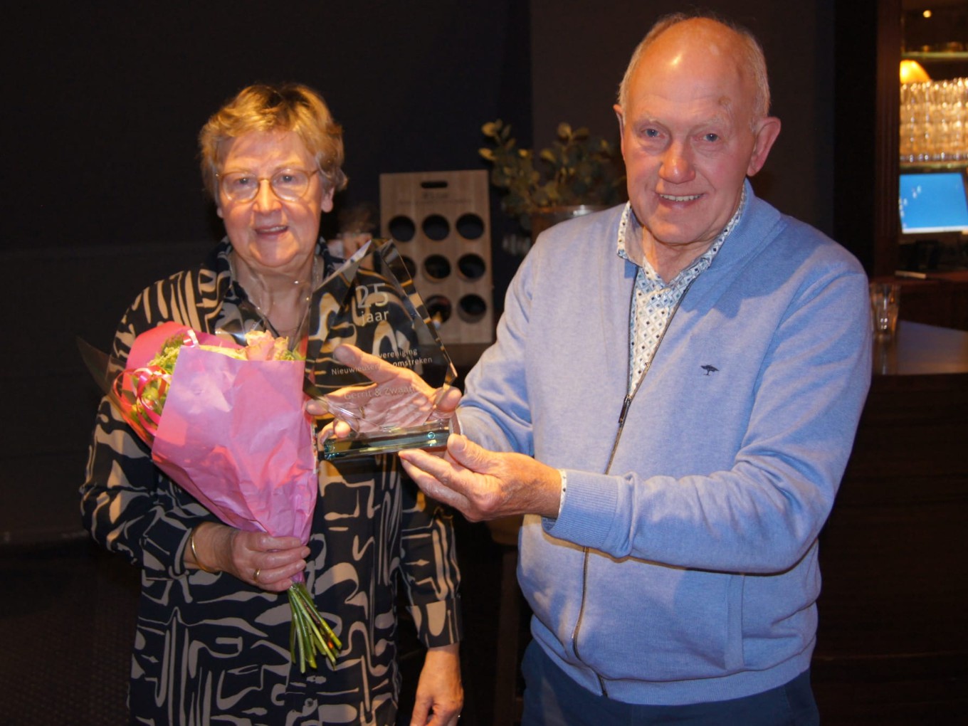 Volksdansvereniging huldigt trouwe leden