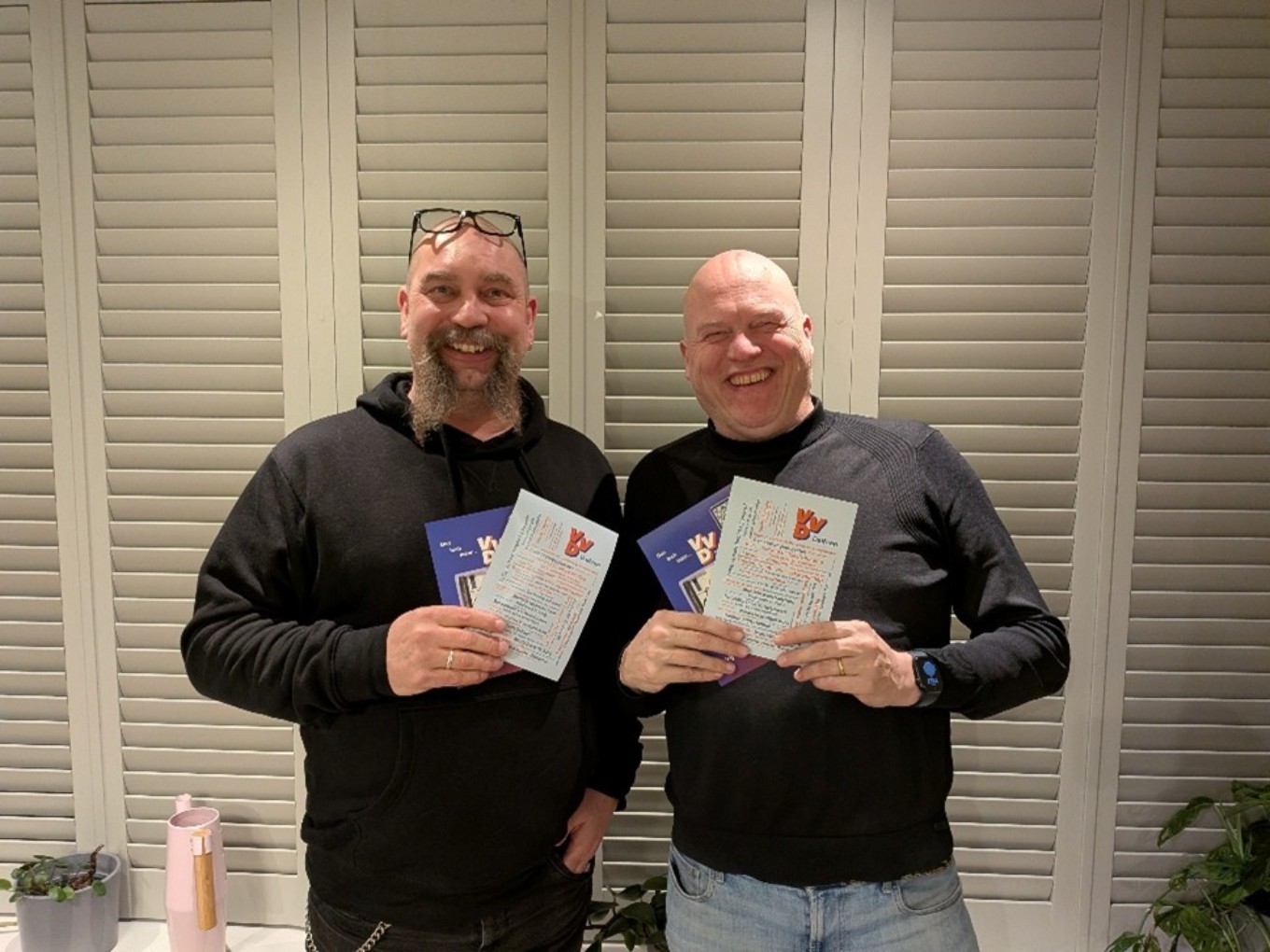 Antoin van de Vegt en Gerrit Jan Veldhuis met de hoofdpunten uit het verkiezingsprogramma.