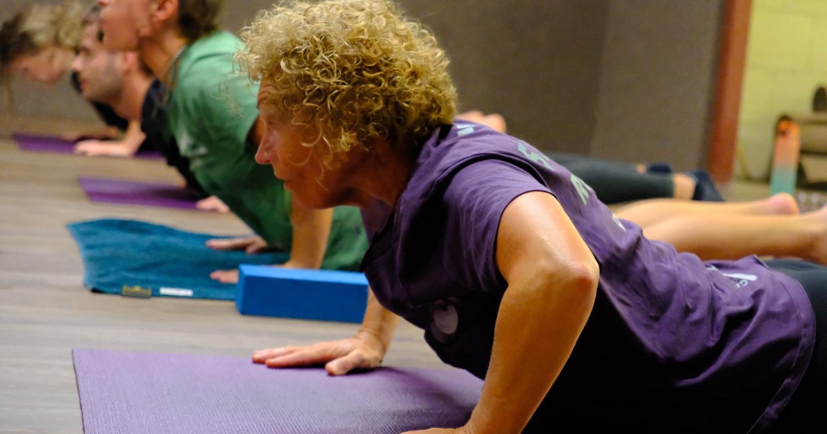 Grannies on Waves rollen yogamat uit in Dalfsen