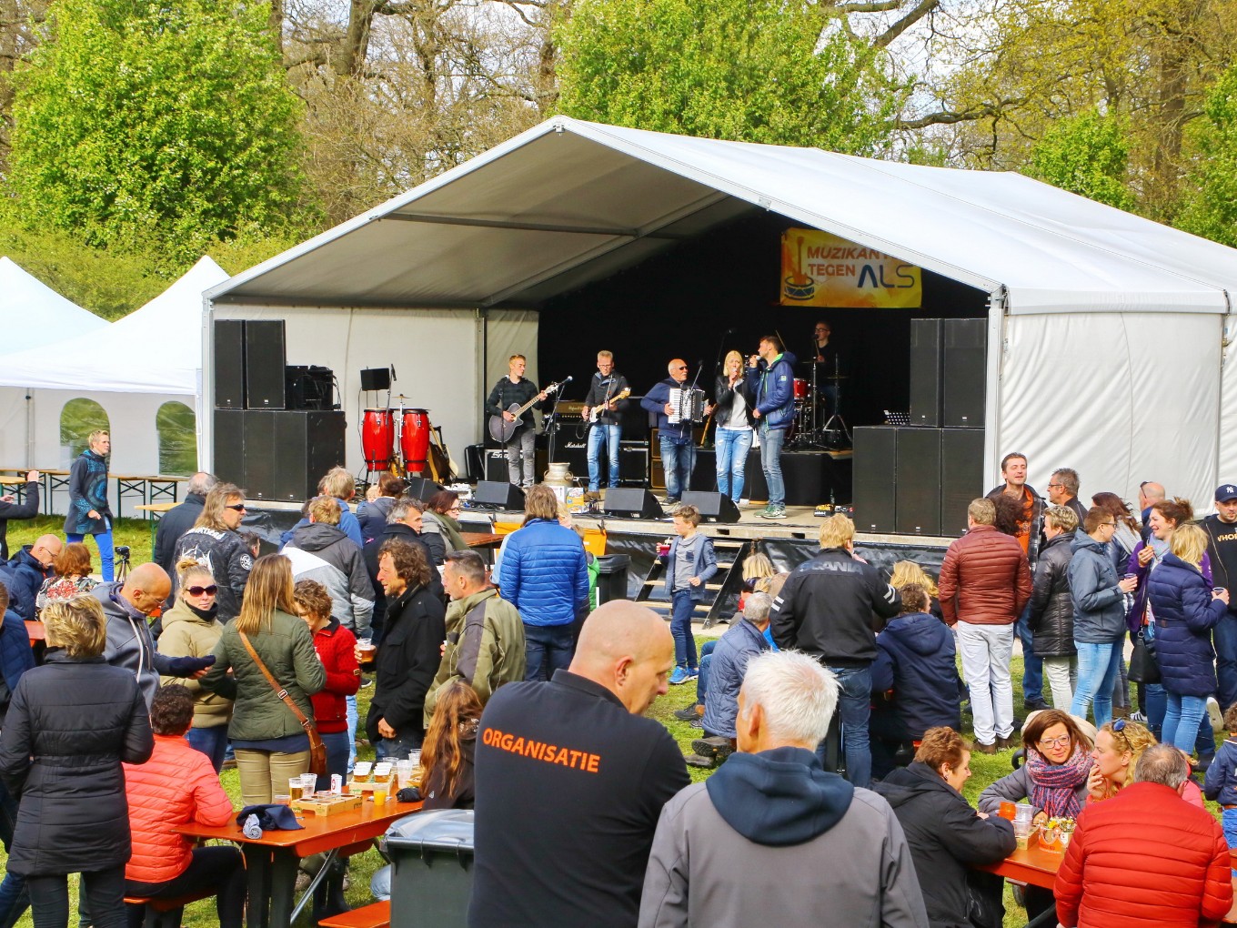 Aubades, kinderspelen en optochten op Koningsdag