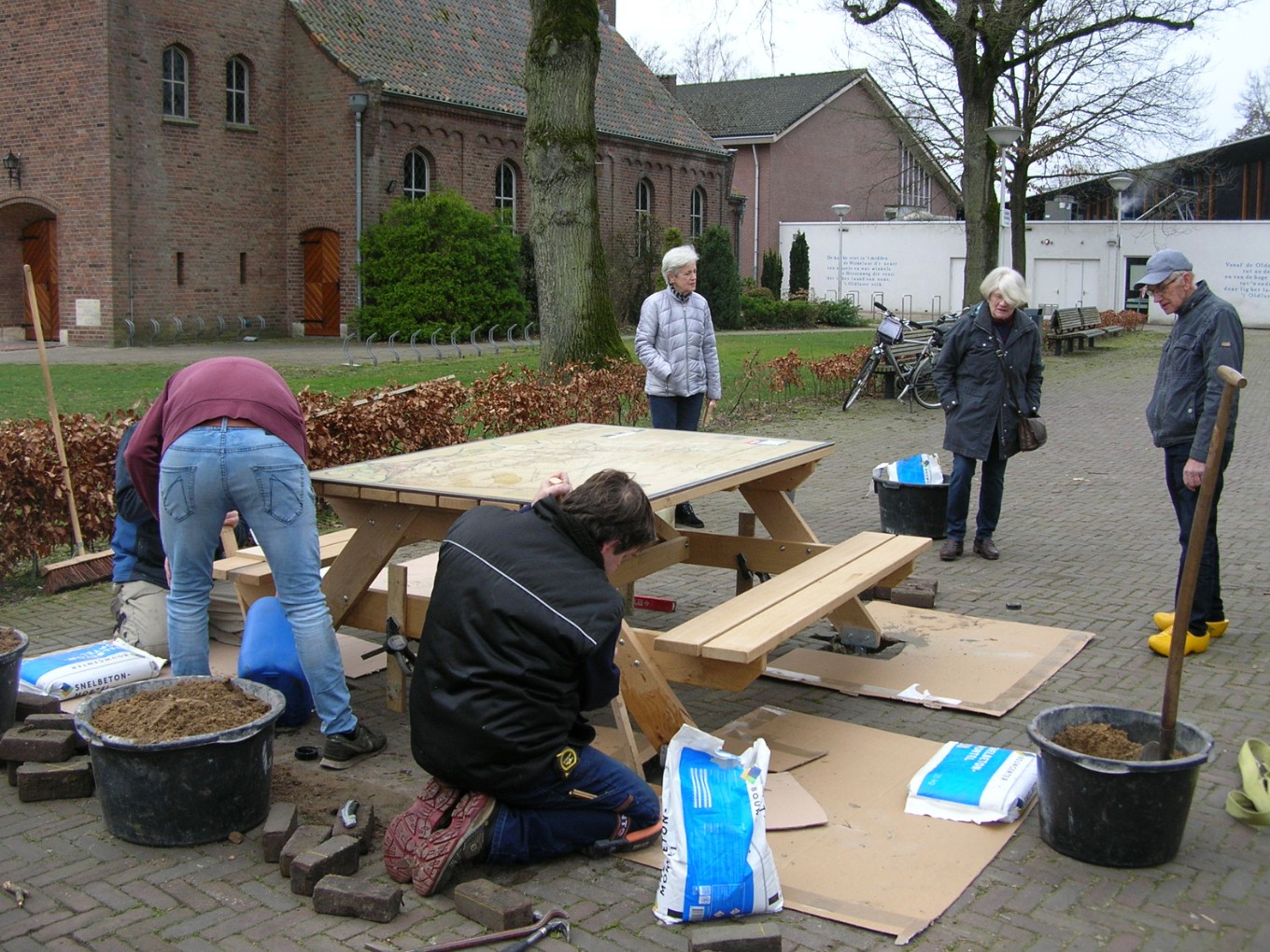 Nieuwe 'marketafel' op dorpsplein in Oudleusen