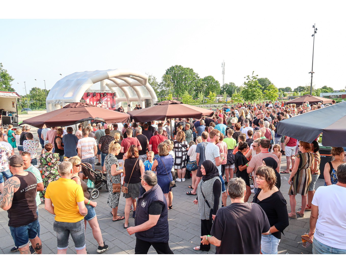 Midzomerfeest in Nieuwleusen met braderie, live muziek en oldtimers