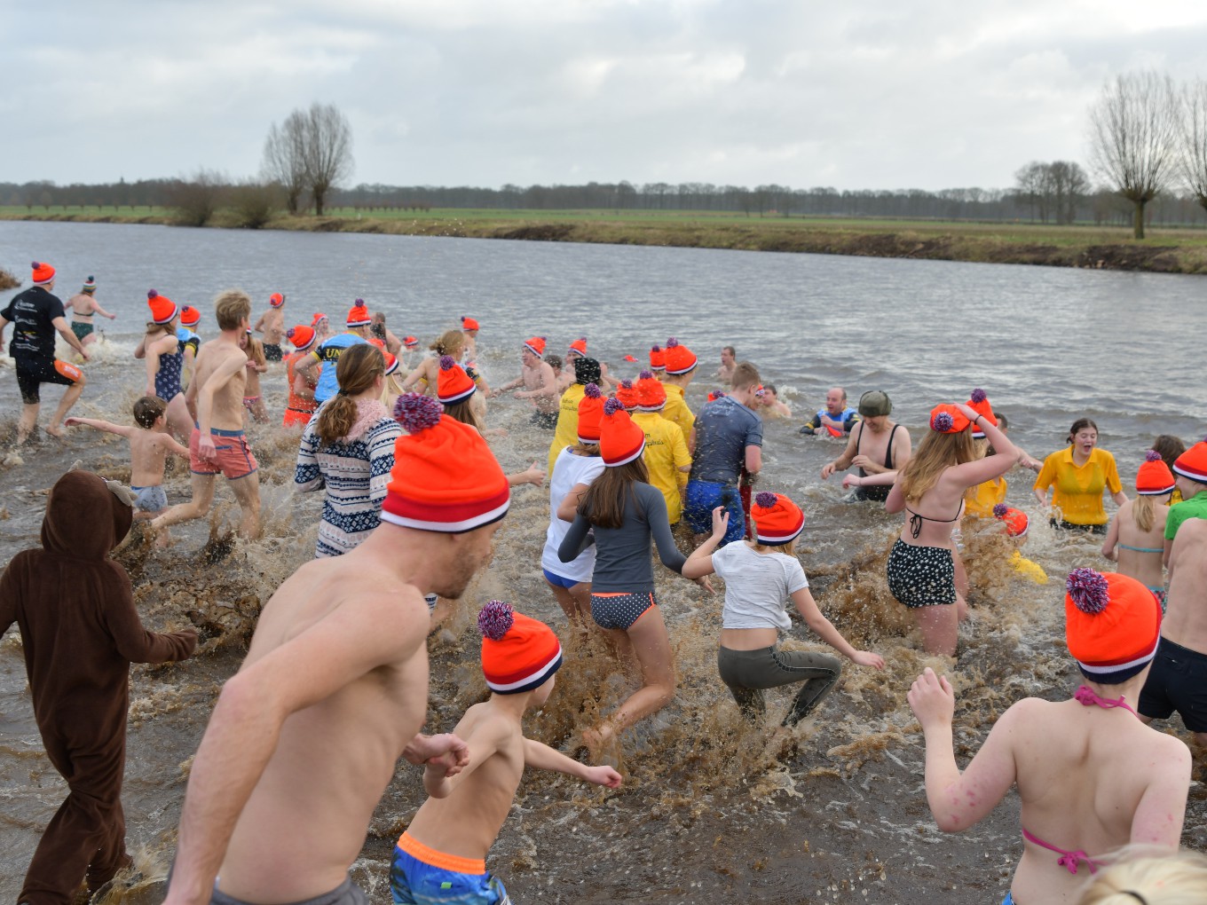 Nieuwjaarsduik Dalfsen: record aantal deelnemers en opbrengst