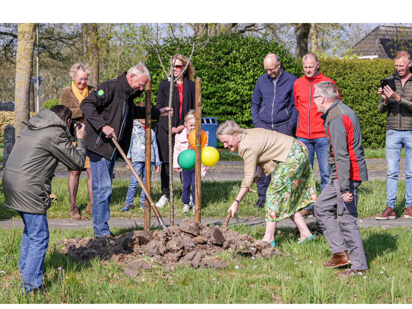 Burgemeester Van Lente opent Dorpsbongerd Ni’jluusn