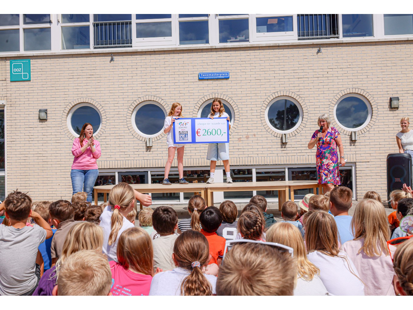 leerlingen tonen de cheque met het bedrag voor het Jeugdsportfonds. Foto: Marcel van Saltbommel.