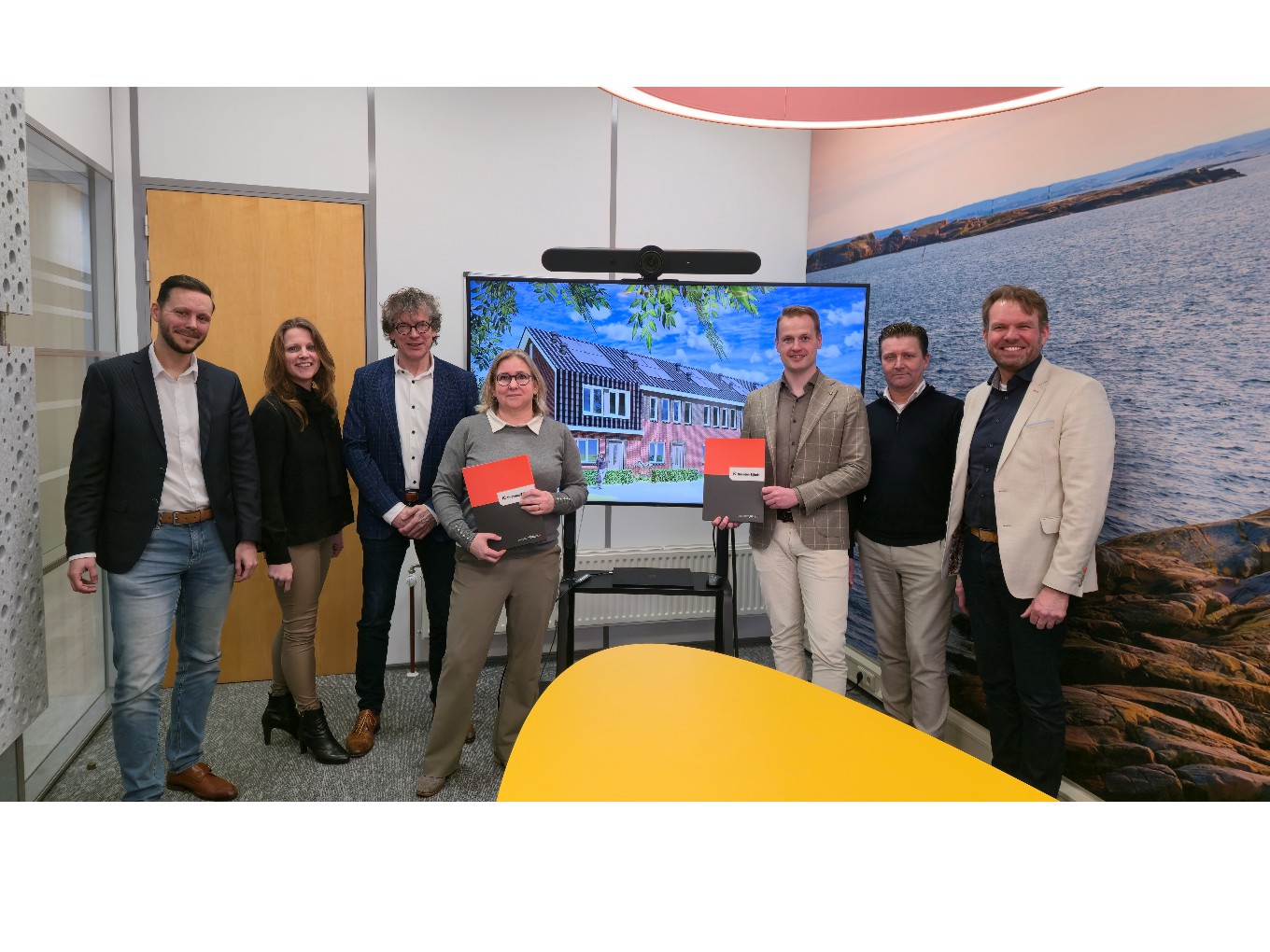 vlnr: Jeroen van Maaren (Roosdom Tijhuis), Alie Venhorst, Gert de Haan en Ellen Stevens van Schaik (VechtHorst), Harmen van de Maat en Hans Veenhuizen (Roosdom Tijhuis) en Jeroen Bakker (VechtHorst). Foto: Woonstichting VechtHorst.