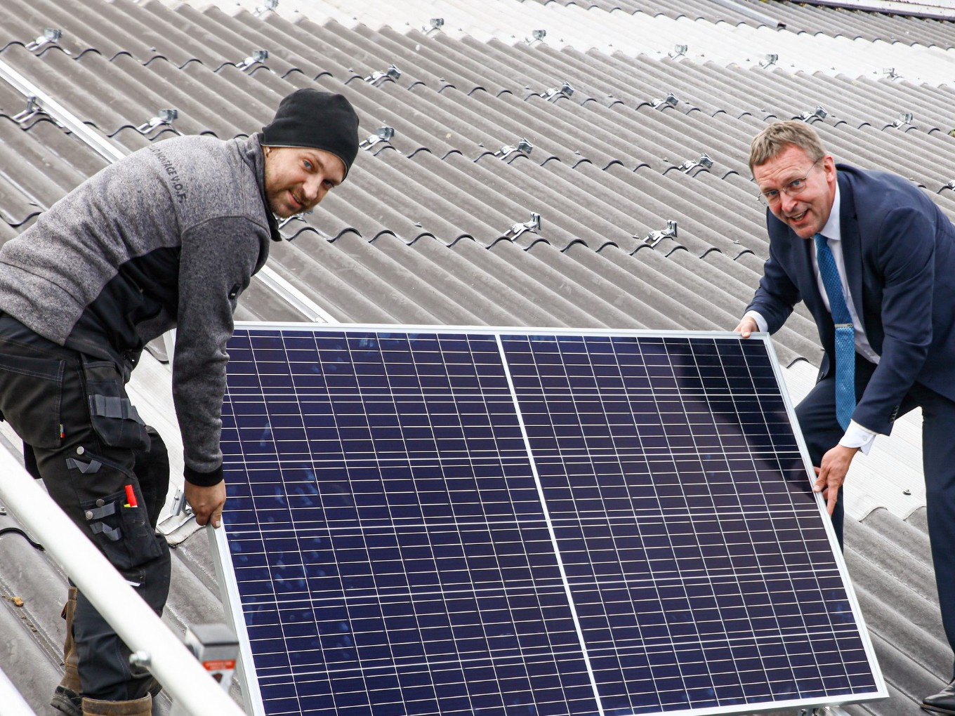 Vinkenbuurt Stroomt laat eerste zonnepaneel leggen