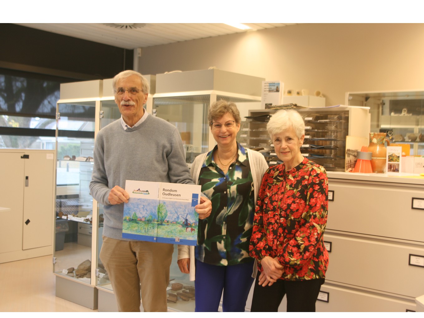 Historische Kring Dalfsen ontvangt boek ‘Rondom Oudleusen’