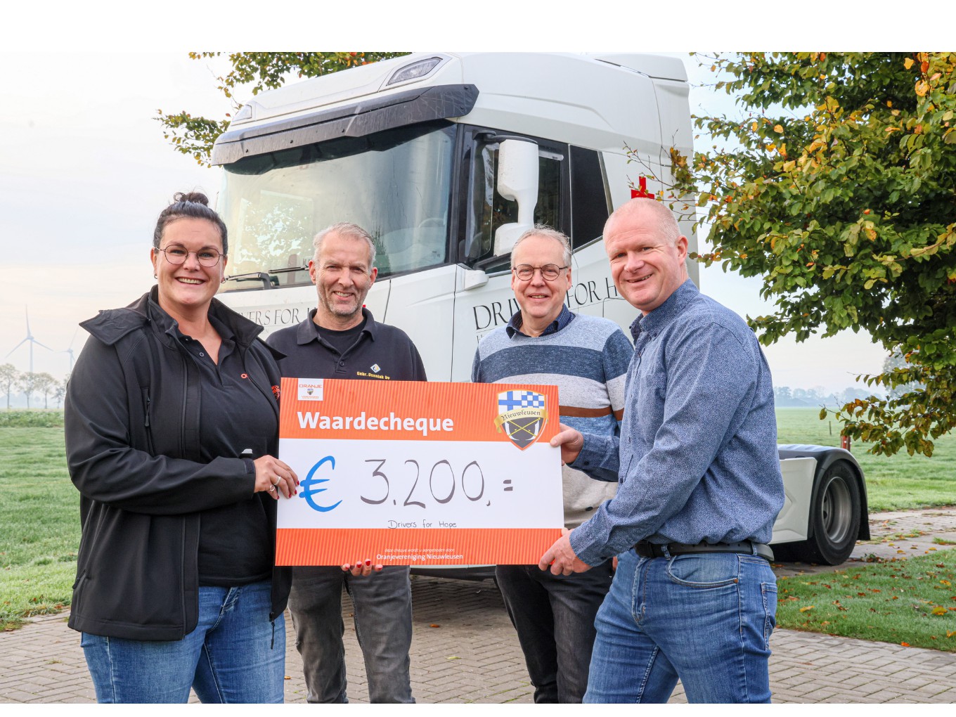 Oranjevereniging Nieuwleusen overhandigt cheque aan Drivers for Hope