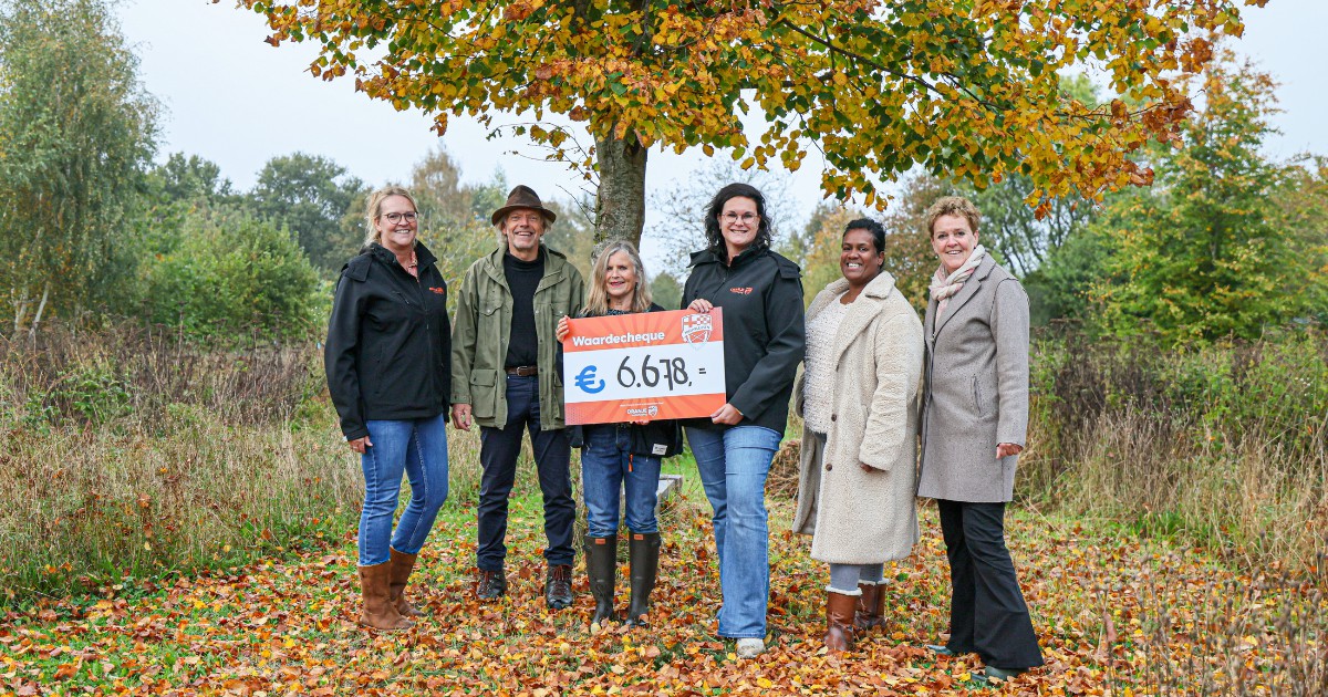 Oranjevereniging Nieuwleusen overhandigt cheque aan Hospice Dalfsen