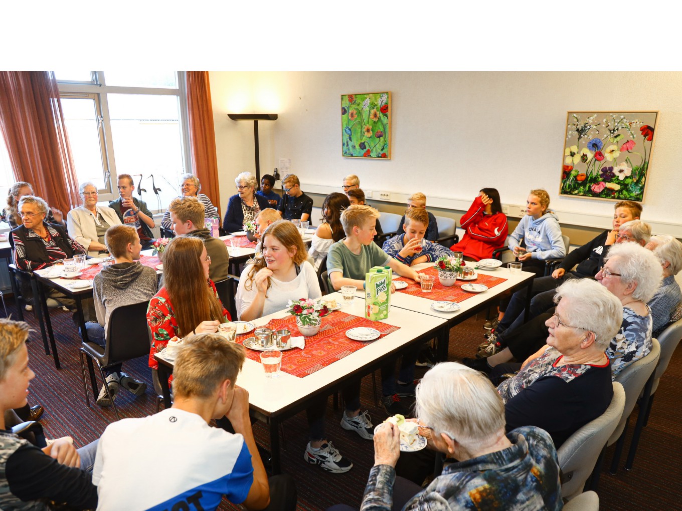 Ruim honderd eenzame mensen kregen bezoek met gebak