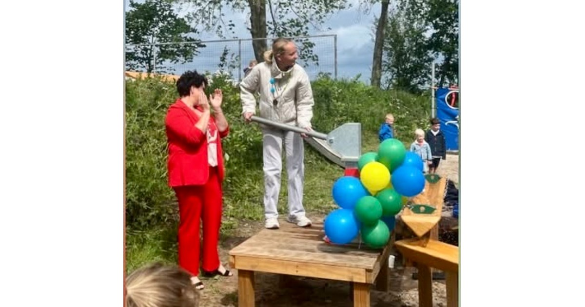 Groen plein CBS De Meele feestelijk geopend tijdens markt