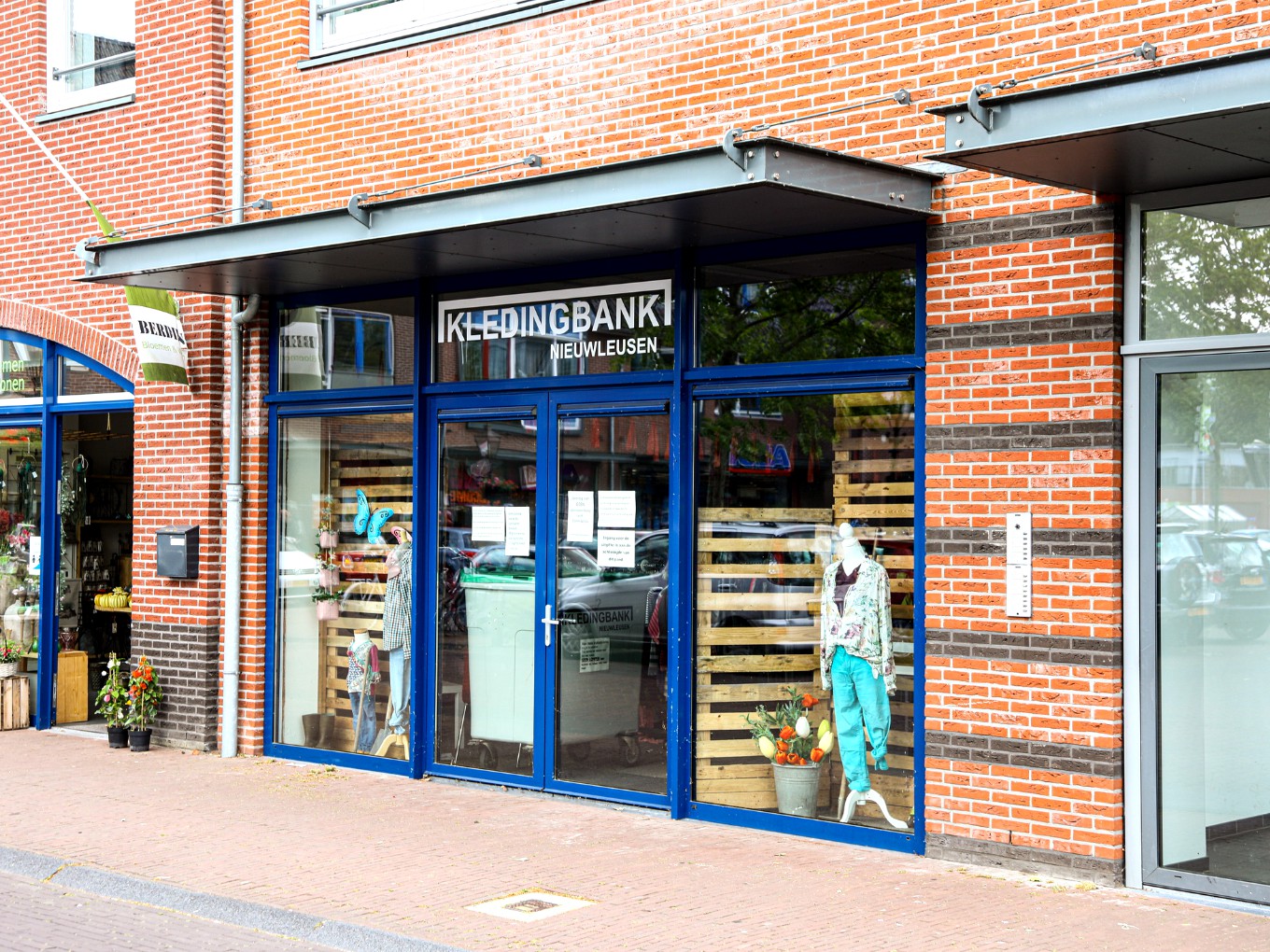 Vrijwilligers Kledingbank Nieuwleusen verheugd om weer open te kunnen