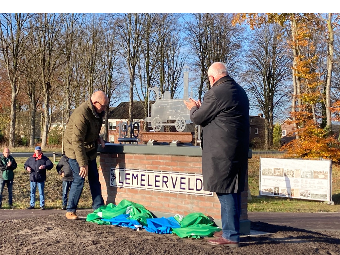Onthulling van kunstwerk en heringerichte straat in Lemelerveld