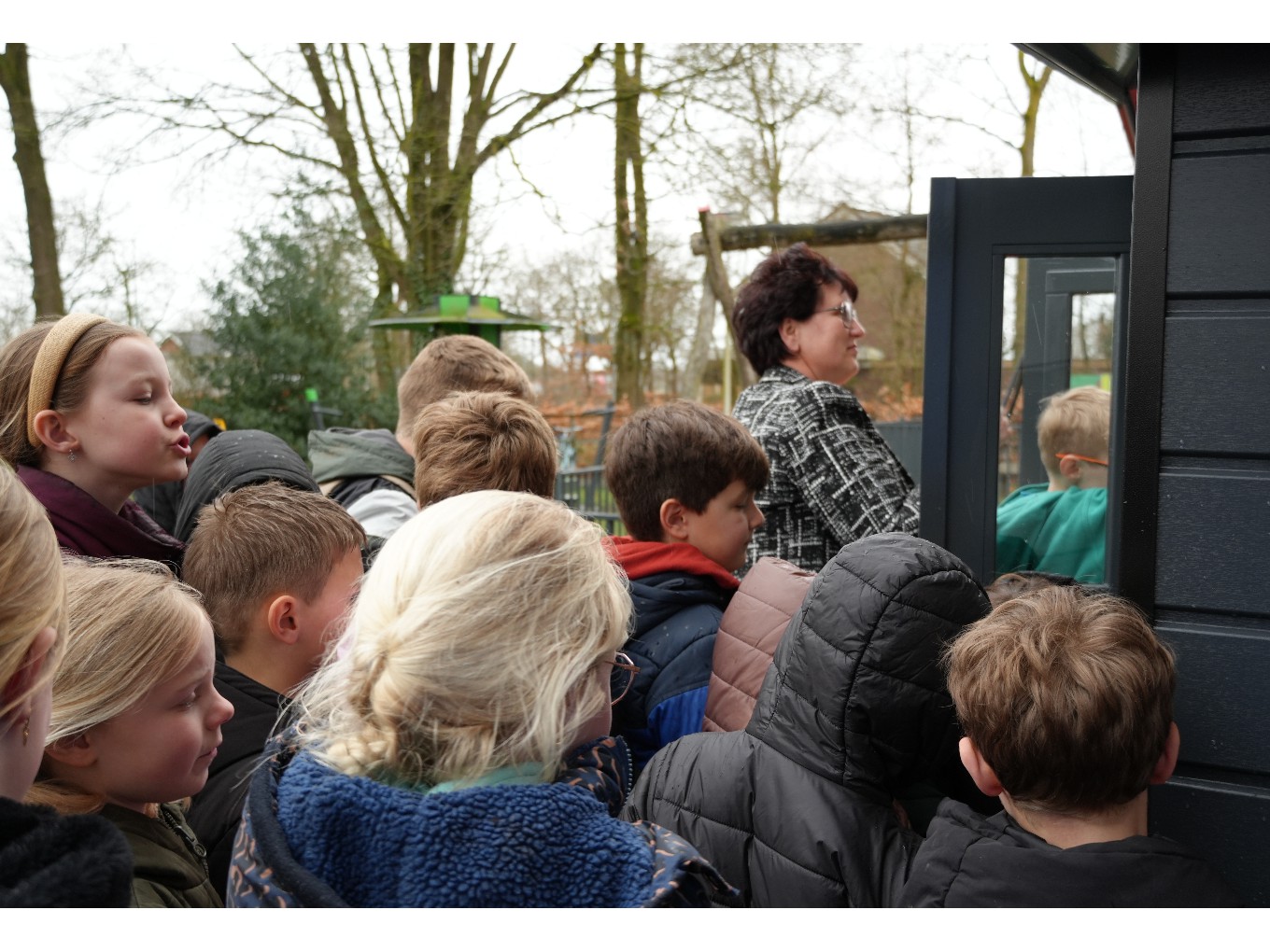 de opening van de dorpskast.