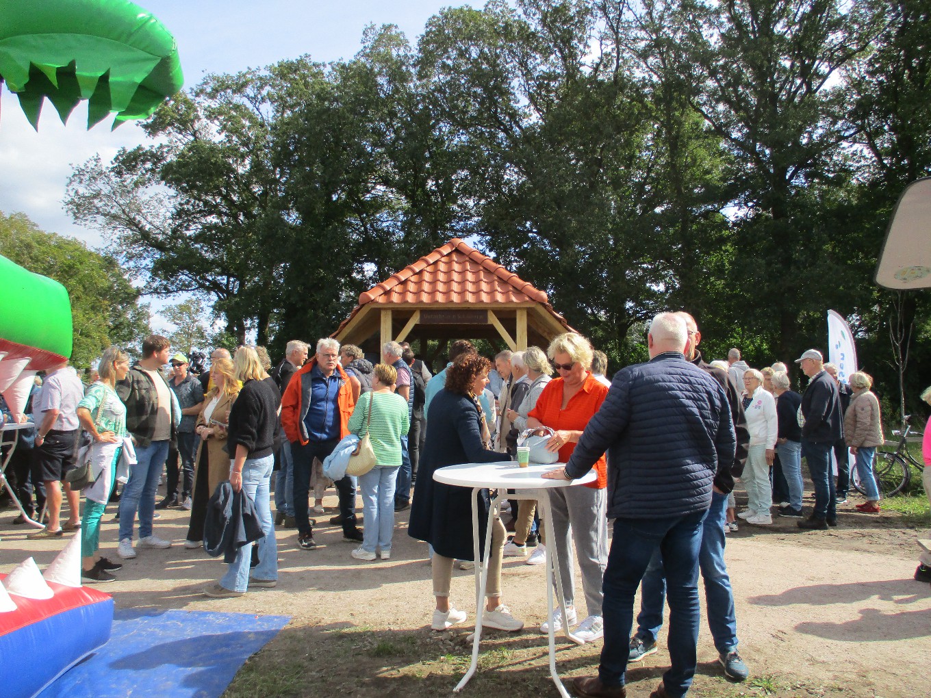 Opening fietsstraat en schuilhut Oudleusen gezellig feestje