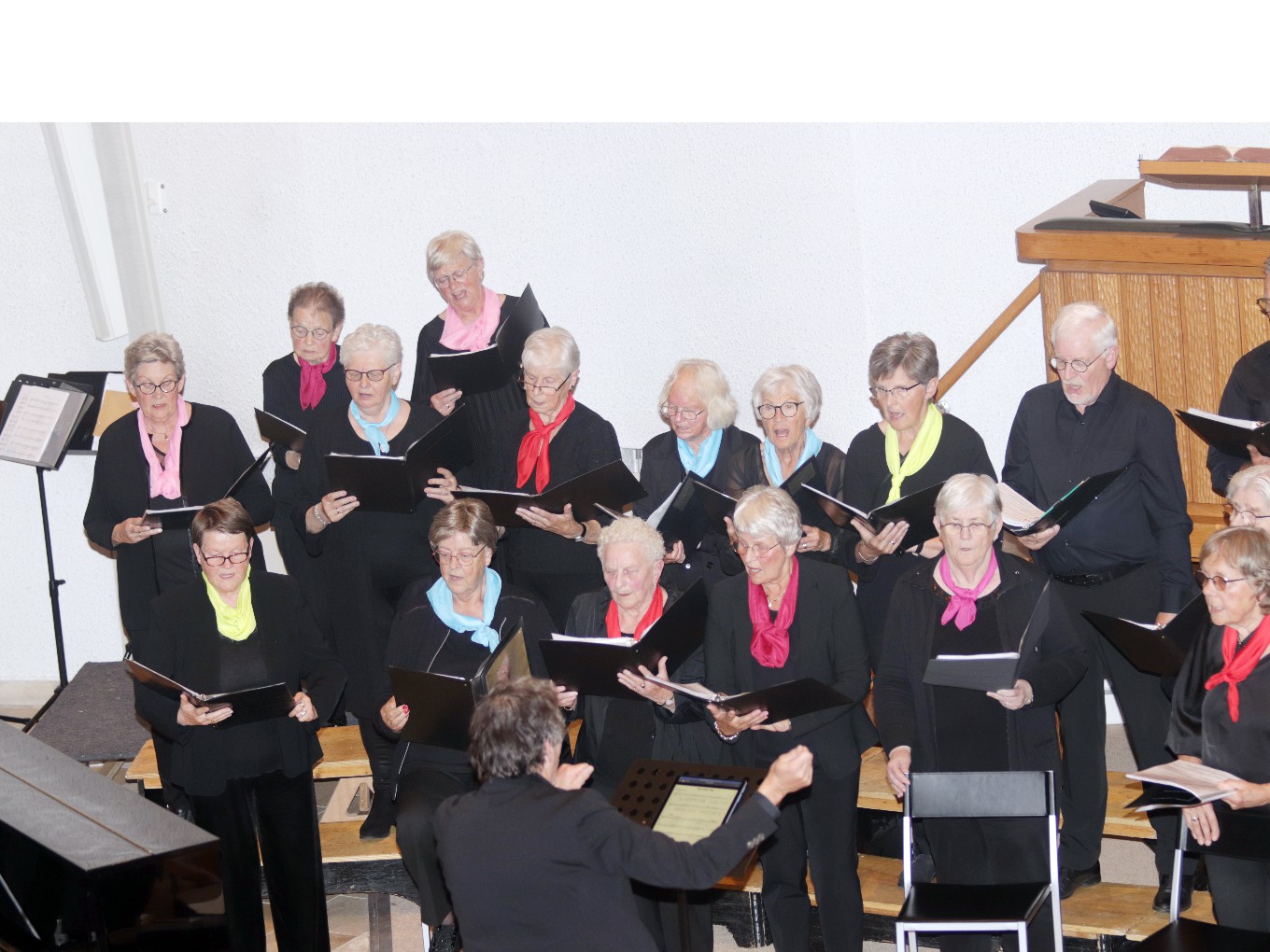 Jubilaris Nieuwleusen Synergie deelt tien cheques uit