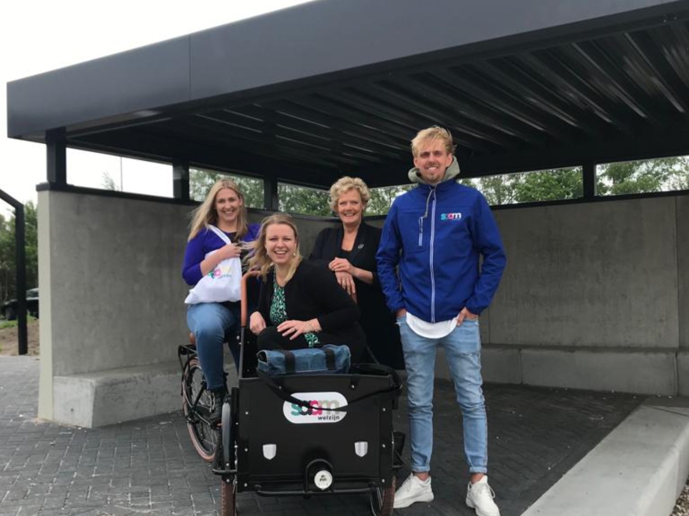 Team Nieuwleusen van Saam Welzijn met bakfiets de wijk in