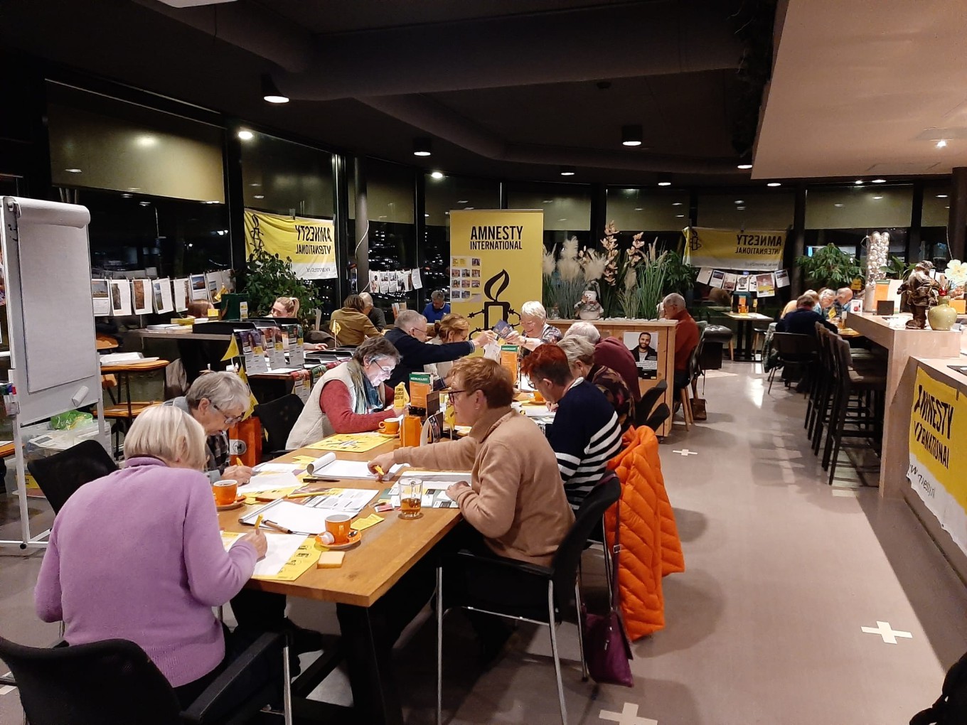 Op twee locaties in gemeente Dalfsen brieven schrijven voor Amnesty International