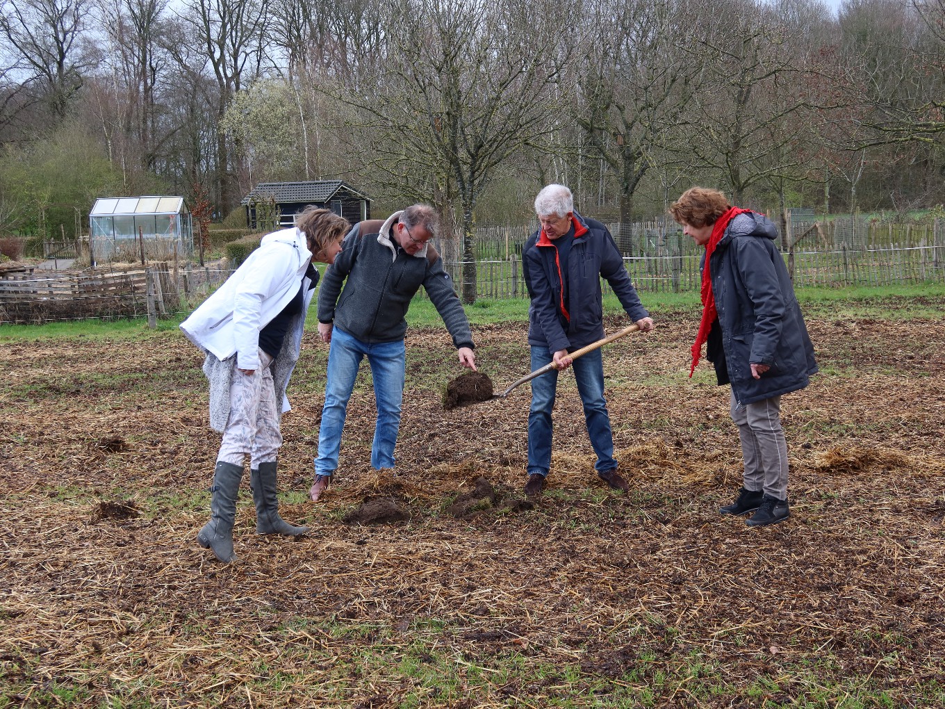 Eerste schop in de grond voor Sociale Moestuin