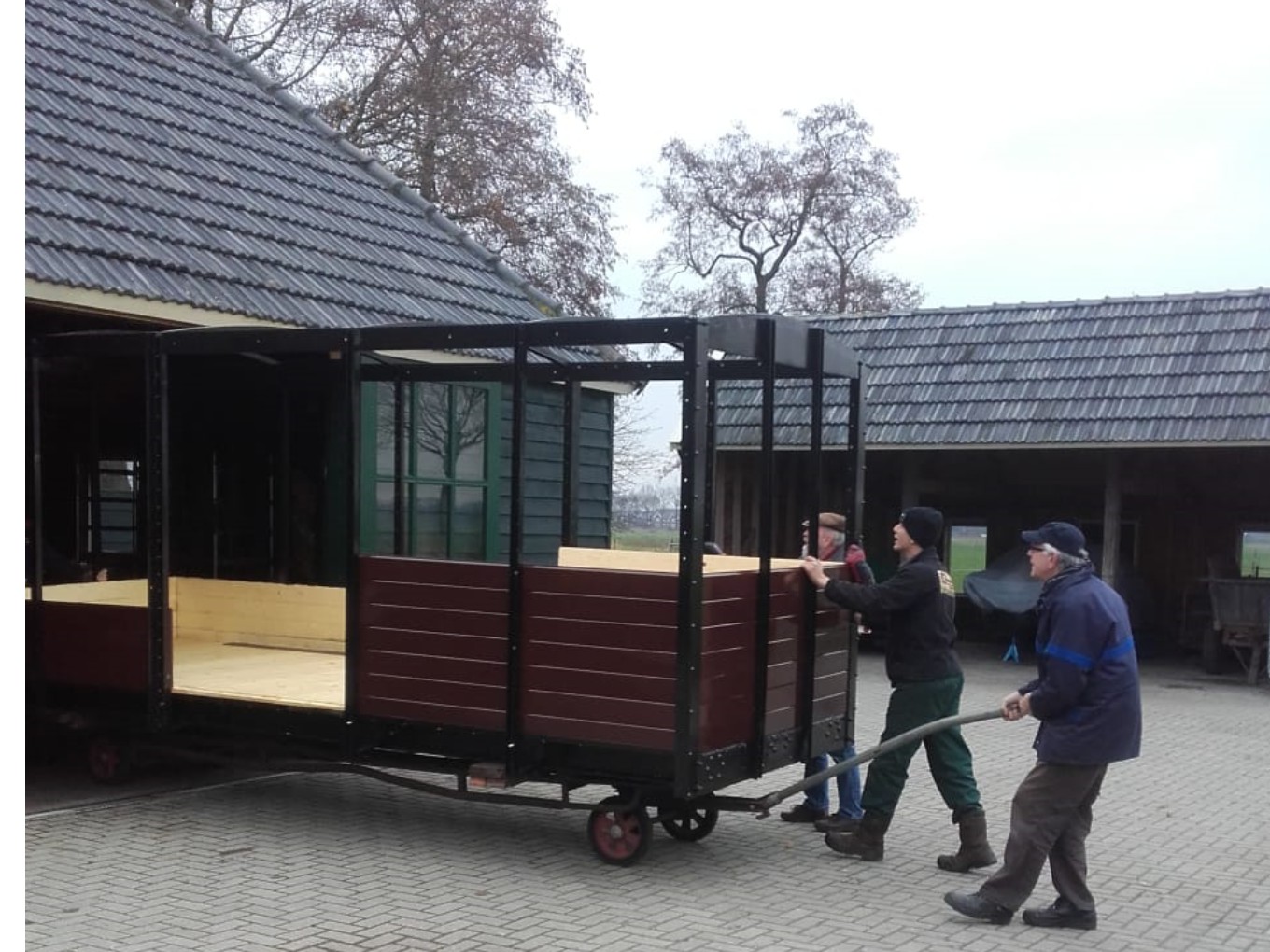 Gerestaureerde tramwagon verhuist opnieuw en wordt 'verhalenwagon van Nieuwleusen'