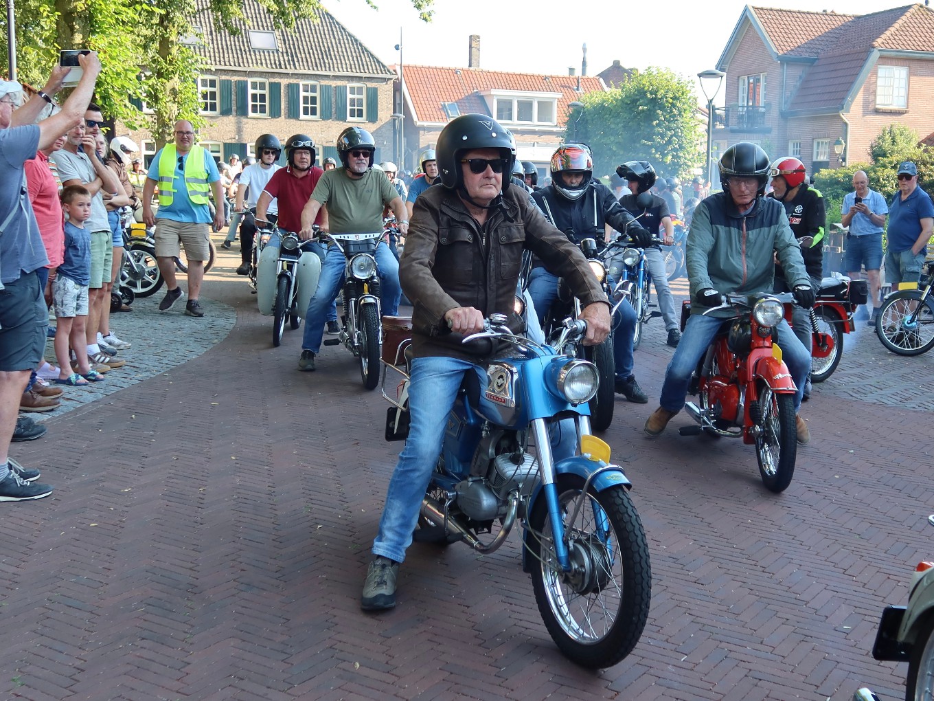 Vierde Dalfser oldtimer bromfietsrit trekt veel deelnemers