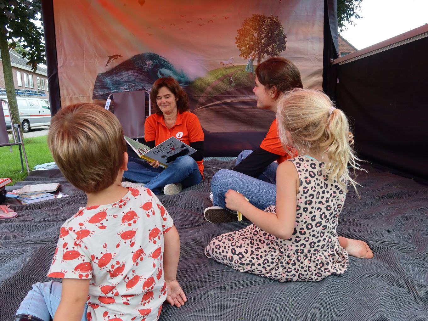 Voorlezen en knutselen in de Voorleestent