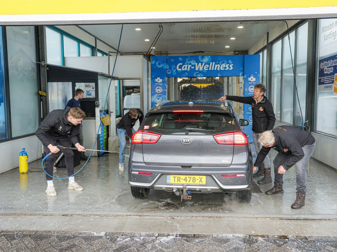 Geweldige autowas- en uitdeukactie S.V. Nieuwleusen voor goede doelen