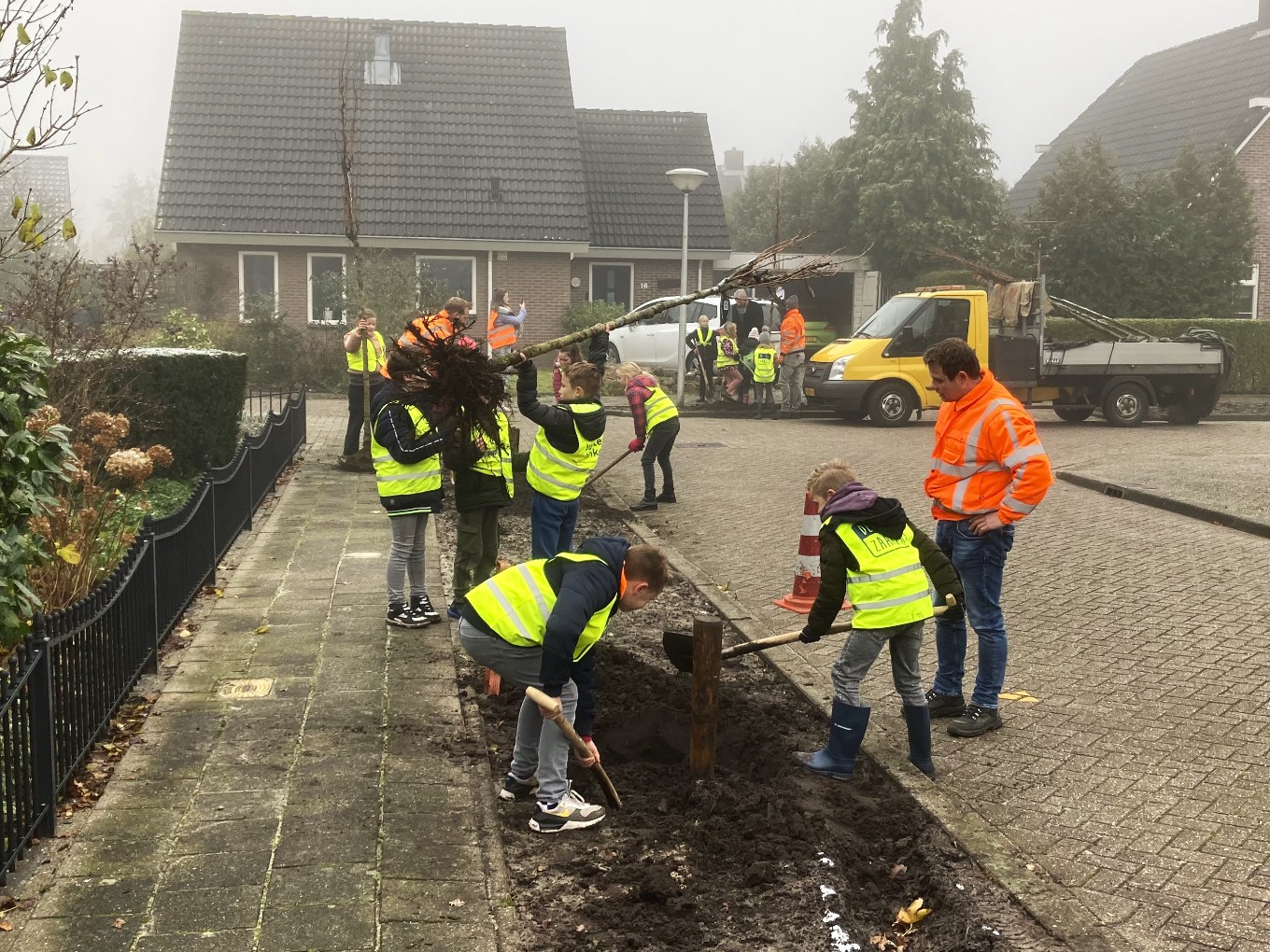 De Zaaier plant nieuwe bomen in Nieuwleusen