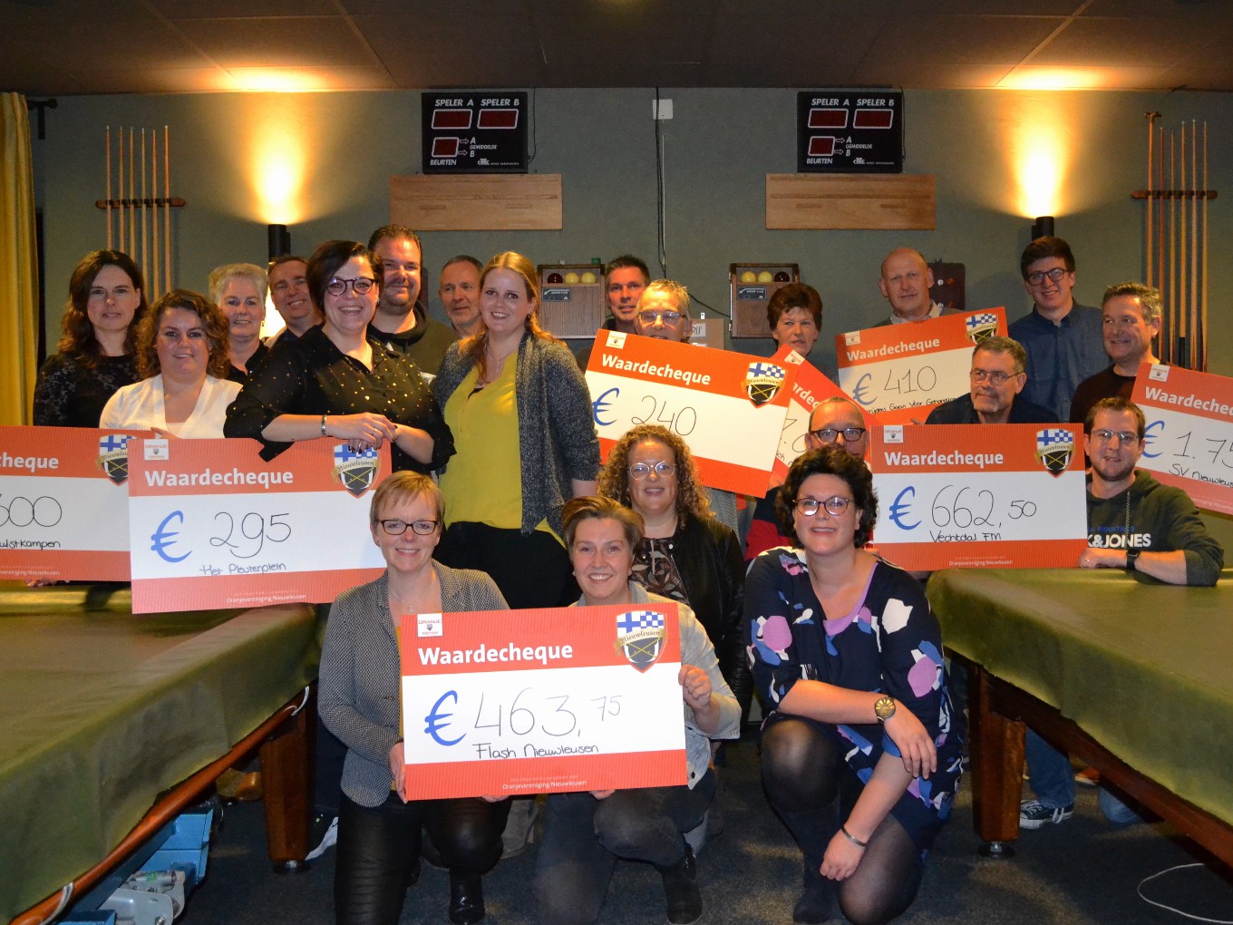 Oranjevereniging Nieuwleusen deelt cheques uit