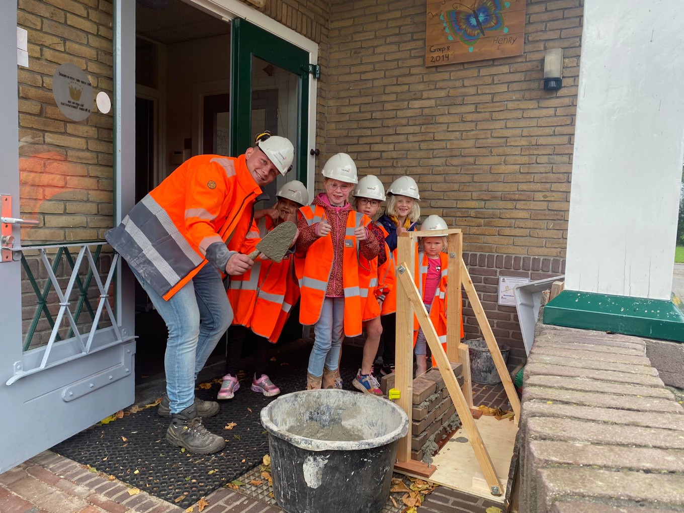 Leerlingen van De Meele in Nieuwleusen leren metselen