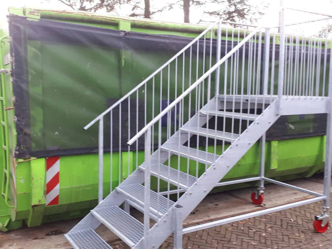Papiercontainers hebben nieuwe trappen