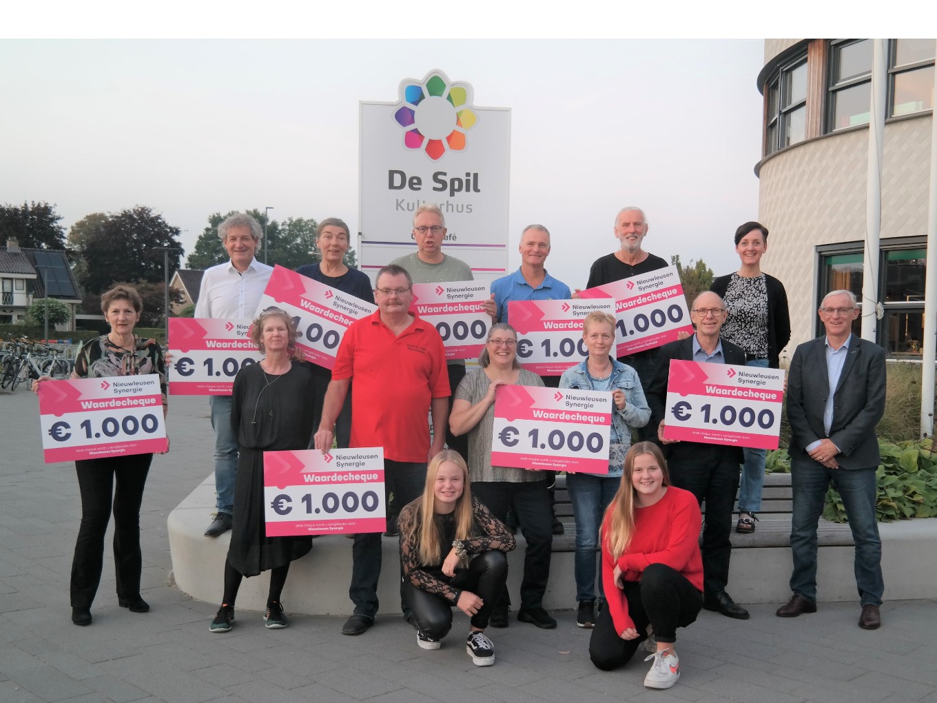 Nieuwleusen Synergie schenkt cheques aan tien doelen