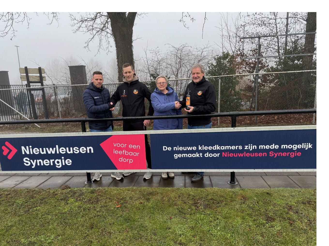 vlnr. Michiel Veldman (Synergiefonds), Rob Muller (Facilitaire Zaken SV), Jennie Lammertsen (Synergiefonds) en Erwin van Leussen (Voorzitter S.V. Nieuwleusen).