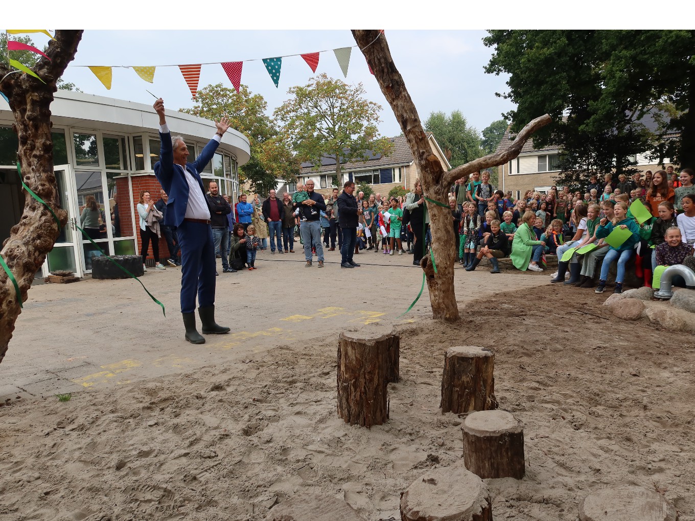 Wethouder Uitslag opent het Groene Schoolplein van KBS de Polhaar