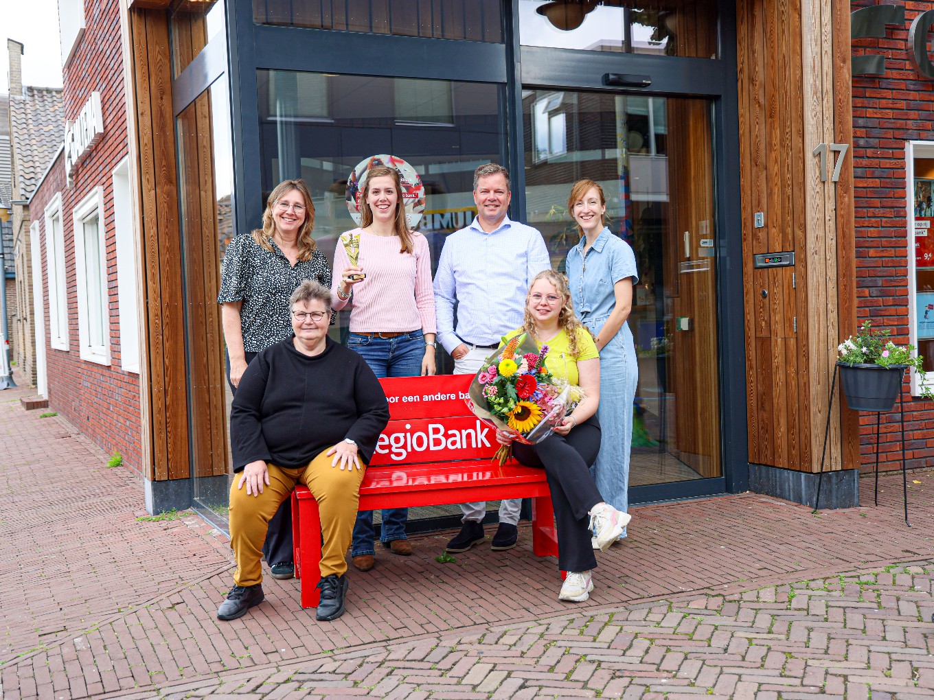 Regiobank Dalfsen krijgt Gouden Duim in Huh?-campagne gemeente