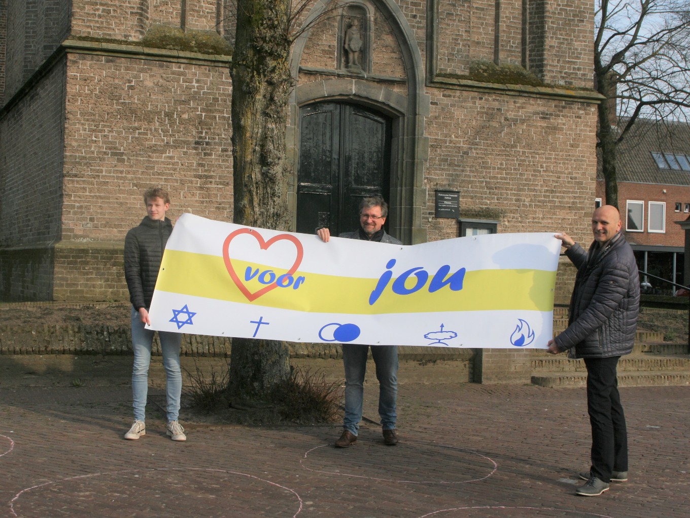 Nieuwe vlag wappert op feestdagen bij Dalfser kerken