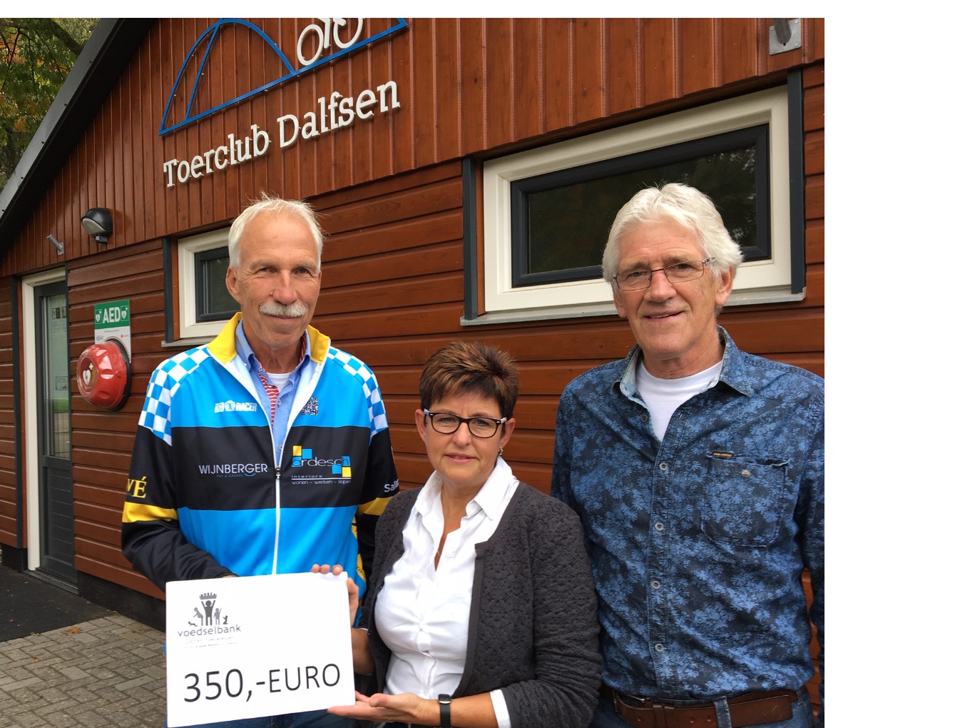 Toerclub Dalfsen schenkt cheque aan Voedselbank