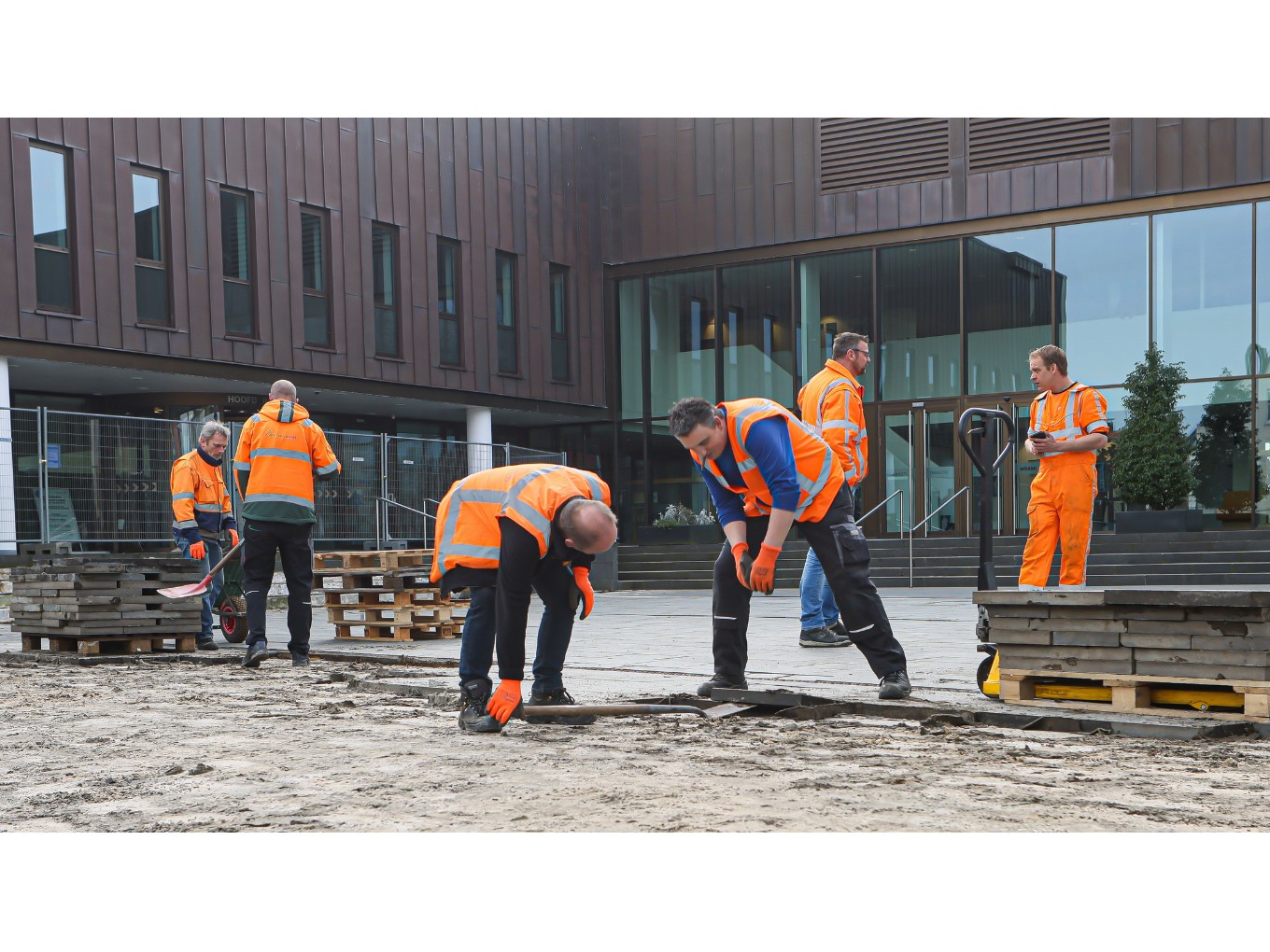 Herinrichting voorplein gemeentehuis van start