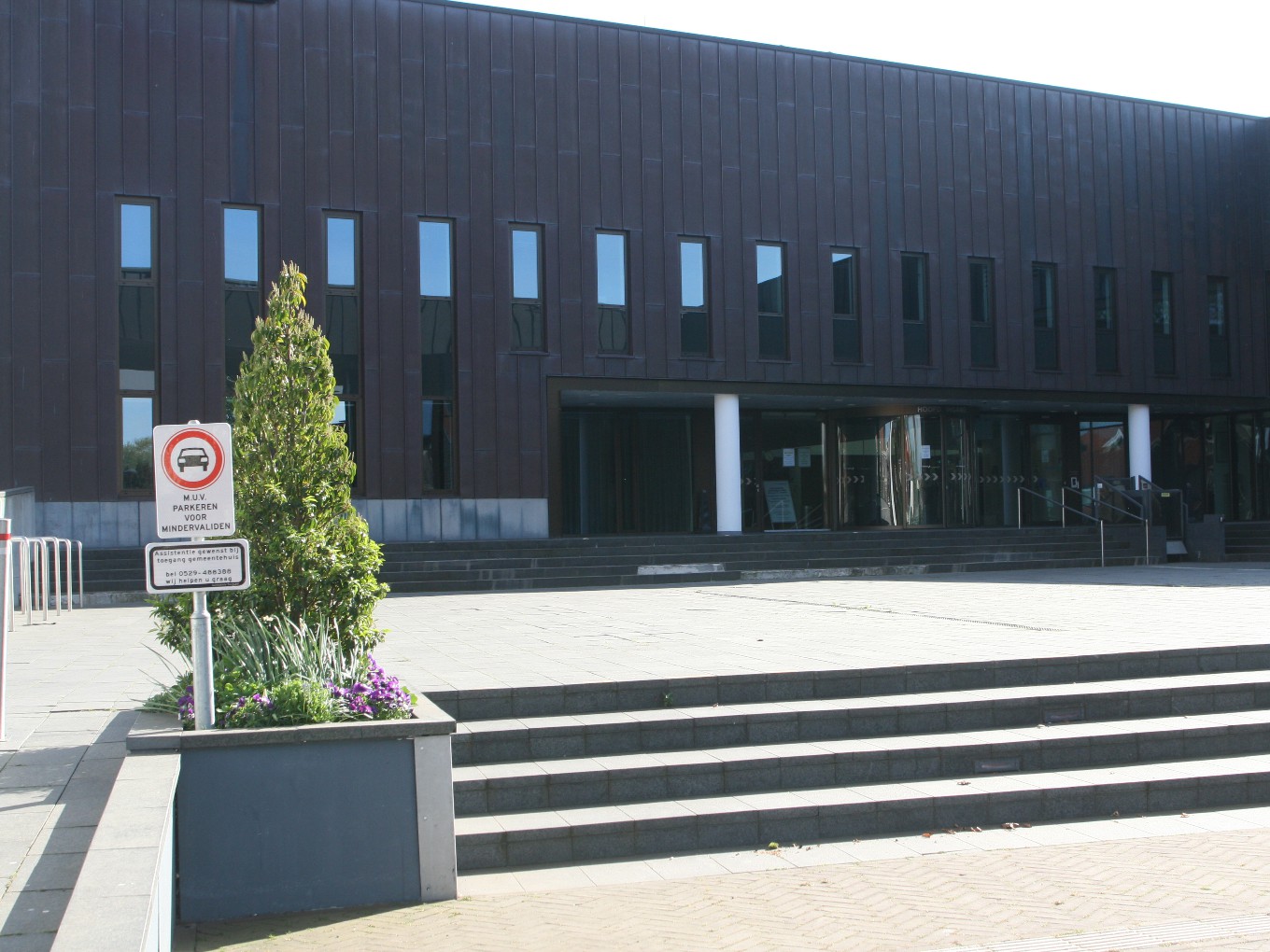 Na renovatie voorplein gemeentehuis Dalfsen voor iedereen toegankelijk