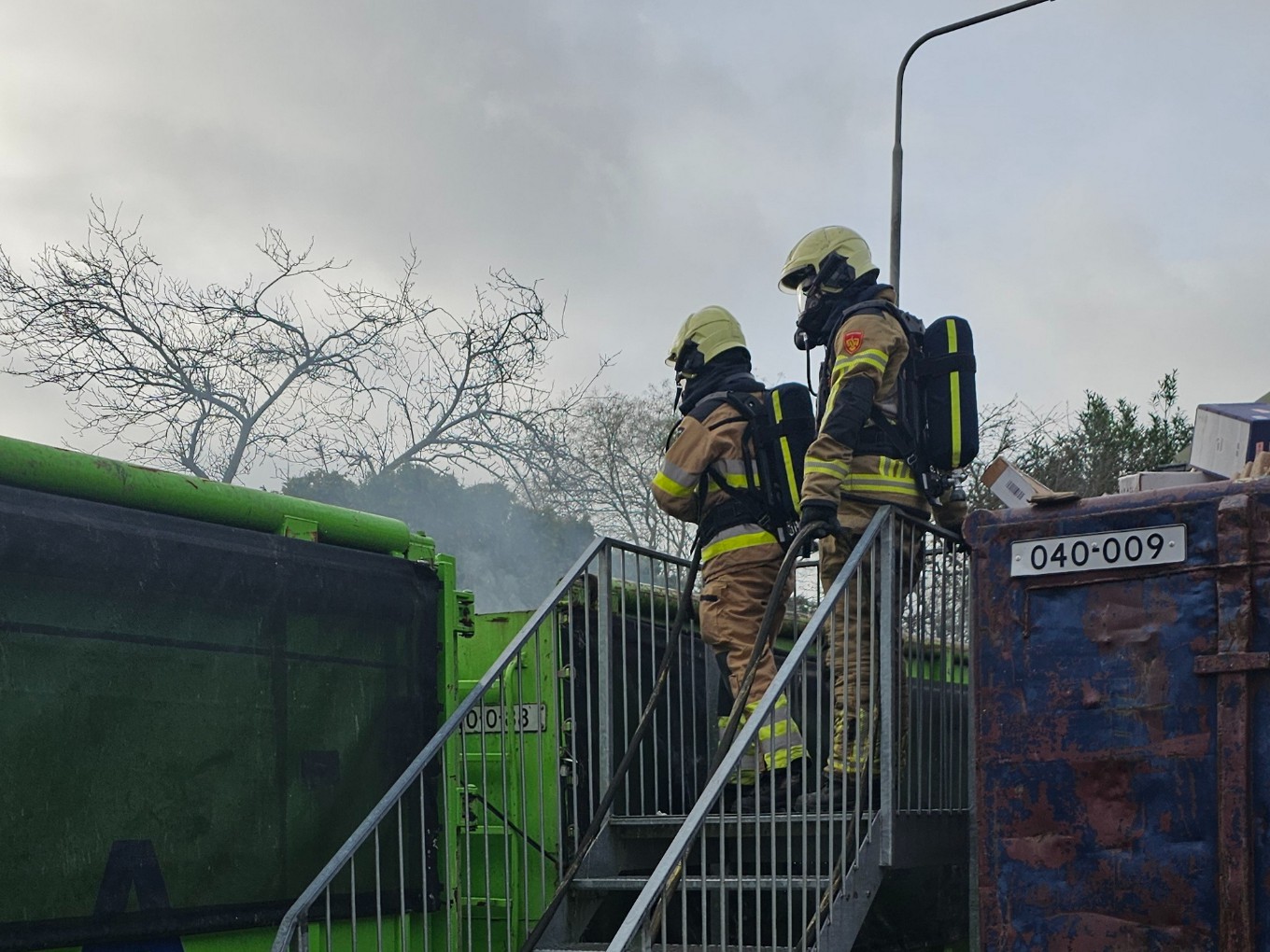 Brandje in oud-papier container Nieuwleusen