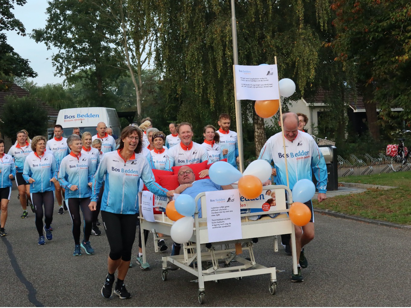 Bos Bedden Loopgroep AG ’85 bedankt sponsor met ludieke actie