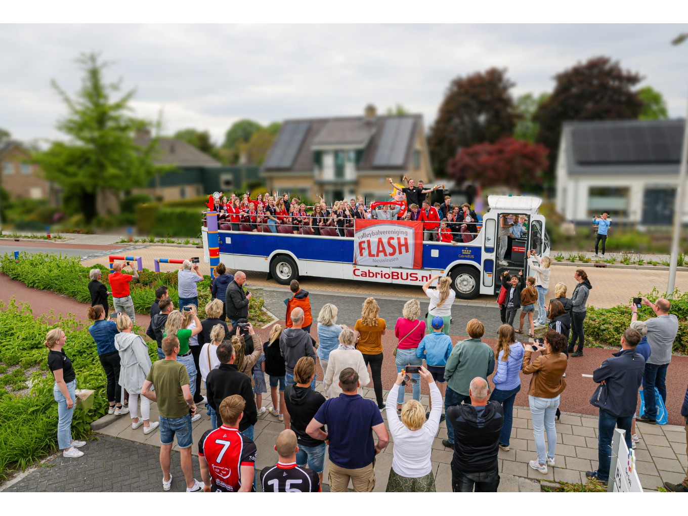 Volleybalvereniging Flash Nieuwleusen laat kampioensbus rijden